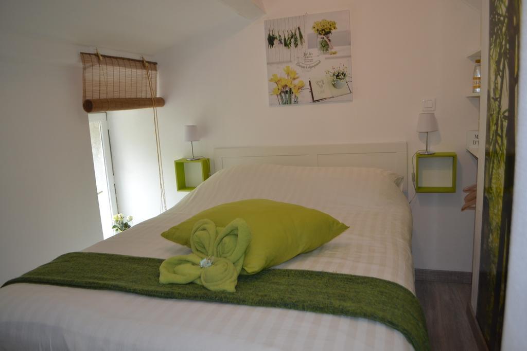 Bed and Breakfast Maison Sous Le Pont Meyras Zewnętrze zdjęcie